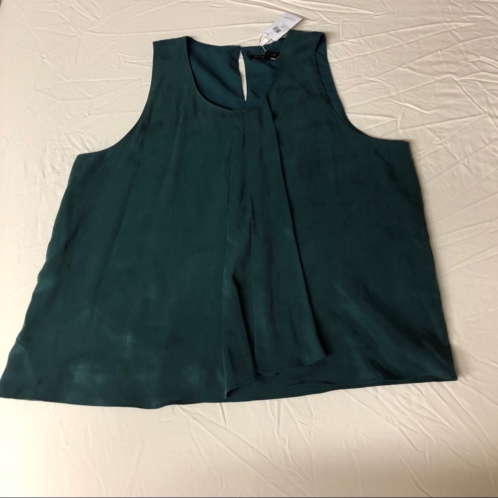Green sleeveless shirt!